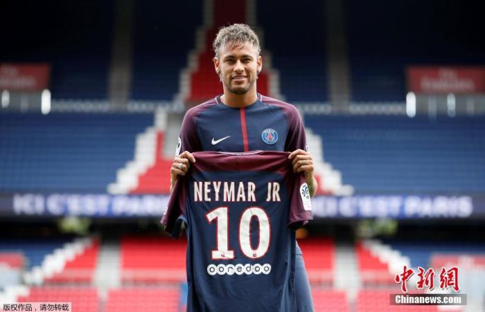 当地时间2017年8月4日，巴西球星内马尔正式加盟巴黎圣日耳曼，他身穿大巴黎10号球衣，亮相巴黎王子球场，与媒体及球迷见面。