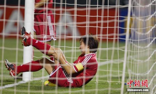 2003年女足世界杯四分之一决赛,中国女足0:1不敌加拿大队,孙雯拼尽全力冲顶未果,摔倒在球门内。中新社发 刘占坤 摄 2003年女足世界杯四分之一决赛,中国女足0:1不敌加拿大队,孙雯拼尽全力冲顶未果,摔倒在球门内。/p中新社发 刘占坤 摄