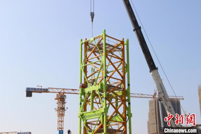 广州恒大足球场项目首台T2200型号超大型塔吊安装完毕。中建四局供图