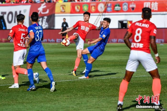 12月1日,在刚刚结束的2019赛季中超末轮比赛中,广州恒大主场3:0战胜上海申花,队史第8次夺得中超冠军。广州恒大曾在2011至2017赛季完成中超7连冠伟业,本赛季又在与北京国安、上海上港的激烈竞争中成为赢家,从而荣膺中超“八冠王”。图为广州恒大淘宝队球员杨立瑜(左三)在比赛中射门。中新社记者 陈骥旻 摄 12月1日,在刚刚结束的2019赛季中超末轮比赛中,广州恒大主场3:0战胜上海申花,队史第8次夺得中超冠军。广州恒大曾在2011至2017赛季完成中超7连冠伟业,本赛季又在与北京国安、上海上港的激烈竞争中成为赢家,从而荣膺中超“八冠王”。图为广州恒大淘宝队球员杨立瑜(左三)在比赛中射门。/p中新社记者 陈骥旻 摄