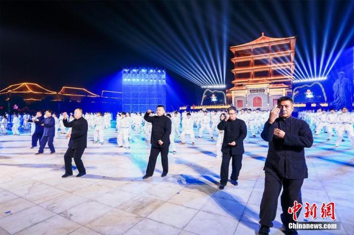 12月17日晚，河南温县举行太极拳申遗成功庆祝活动。
/p中新社发 张斌 摄