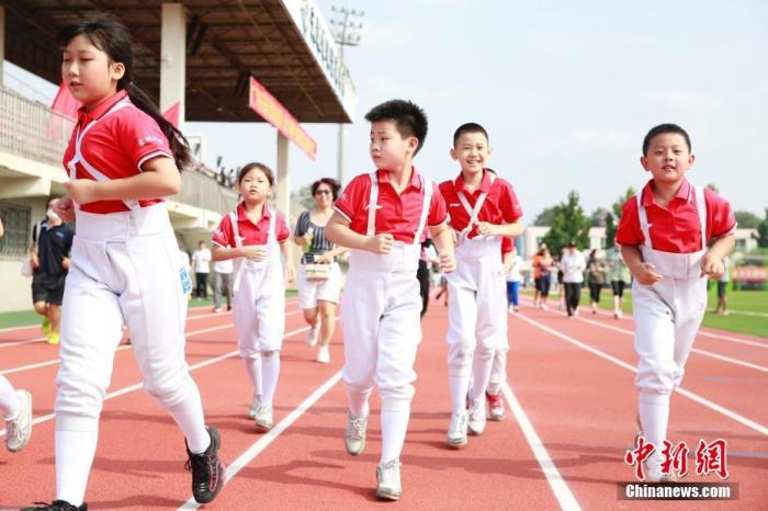 8月8日，北京市天坛体育活动中心田径场，小朋友在慢跑中。当日，北京市天坛体育活动中心举行了全民健身跑步活动，市民以慢跑的方式迎接“全民健身日”的到来。
/p中新社记者 蒋启明 摄