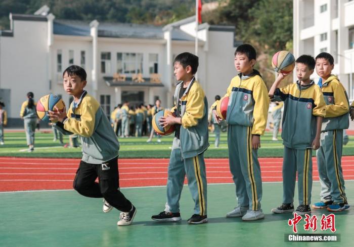 9月24日，河南省栾川县狮子庙镇中心小学，学生们在新的塑胶运动场上上体育课。/p中新社记者 贾天勇 摄