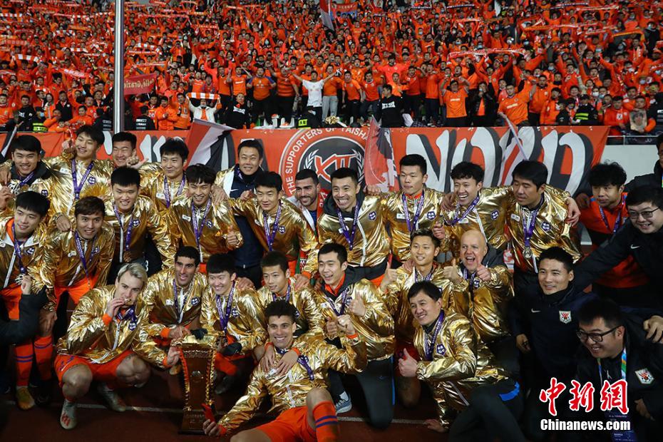 山东鲁能泰山队队员在颁奖仪式后与球迷合影。 泱波 摄 山东鲁能泰山队队员在颁奖仪式后与球迷合影。 泱波 摄