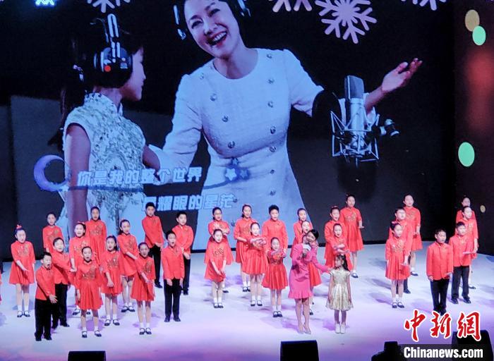 图为北京电视台主持人聂一清与小朋友共同演唱《一起长大》。　/p中新社记者 贾天勇 摄