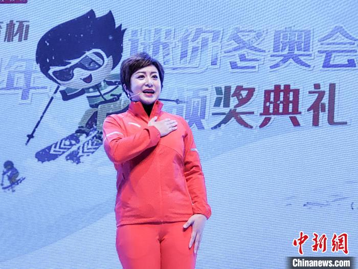 图为中国滑雪首位世界冠军郭丹丹演讲《为雪而生 为国而战》 。　/p中新社记者 贾天勇 摄