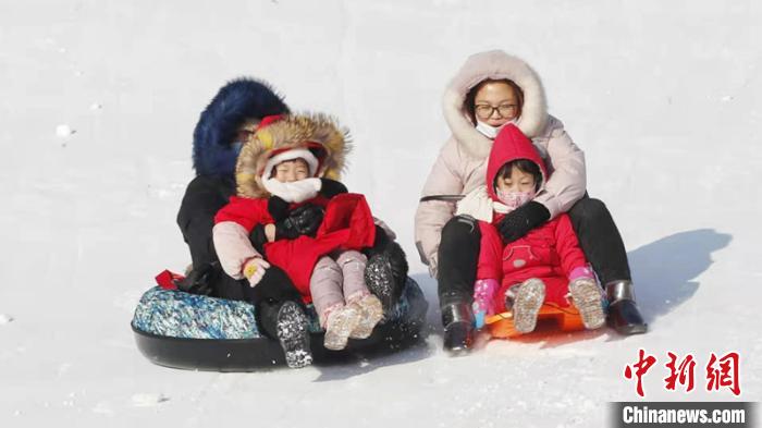 市民在玩打雪圈 黑龙江省体育局提供