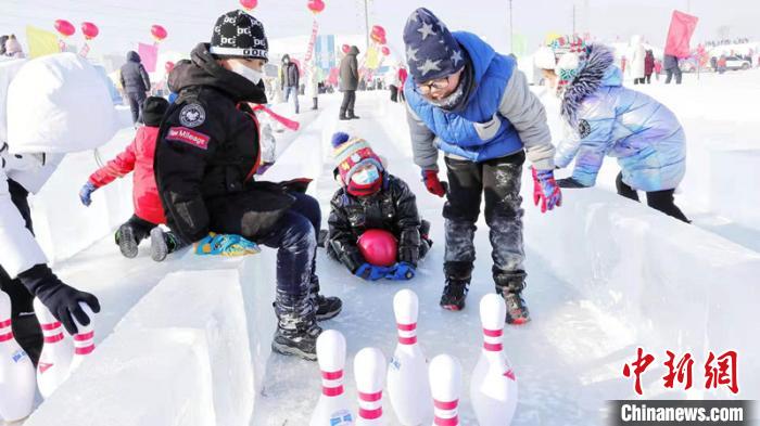 孩子们在玩冰上高尔夫 黑龙江省体育局提供
