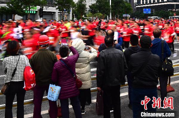 今年的福州马拉松首次采用抽签方式来确定参赛名额，共有5万余名跑者报名，最后通过抽签确定了2万个参赛名额，其中马拉松7000人，半程马拉松13000人。　张斌 摄