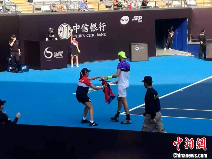 王佳凝等中网球童在澳网赛场服务。中网公司提供