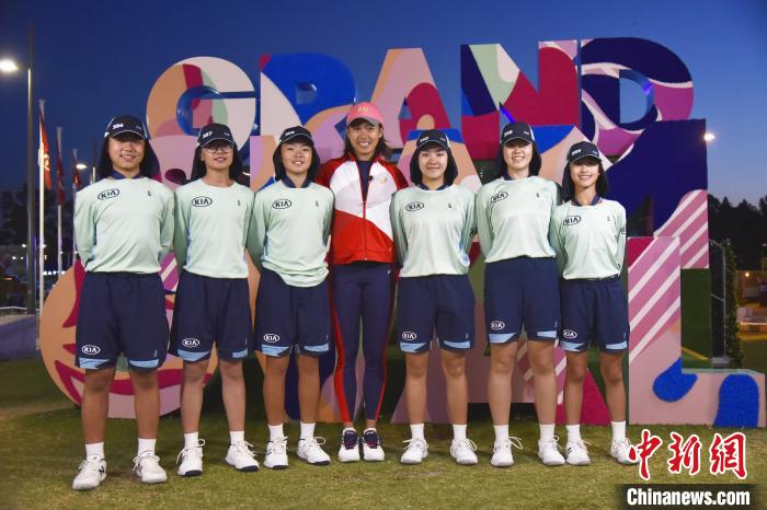 今年澳网期间，王佳凝等中网球童和金花张帅面对面交流。中网公司提供