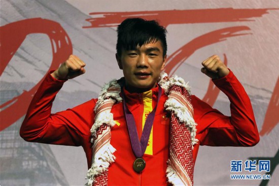 （体育）（1）拳击——奥运会资格赛男子48-52公斤级：中国选手胡建关夺冠