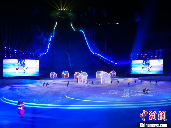 图为开幕式上文体表演，此次开幕式是“雪如意”正式亮相。　李晓伟 摄