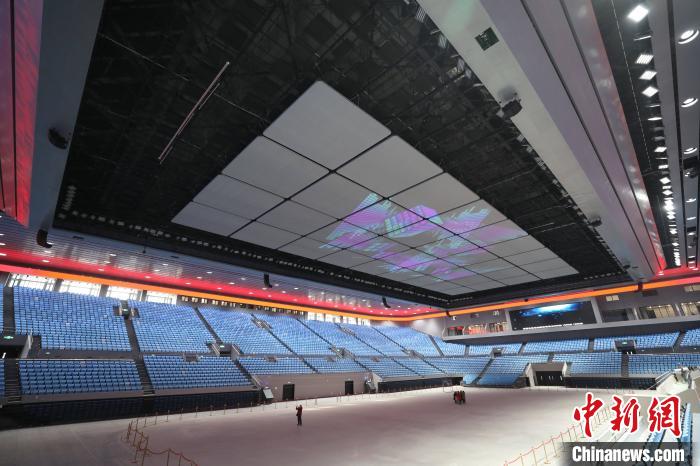 改扩建后的首都体育馆冰面及顶部巨型投影。　北京市重大办供图 摄