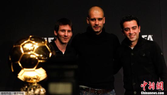 国际足联2011年度颁奖大礼1月9日晚在瑞士苏黎世举行，拥有梅西(左)与哈维(右)的西甲冠军巴萨主教练瓜迪奥拉(中)荣膺年度最佳男足教练。。