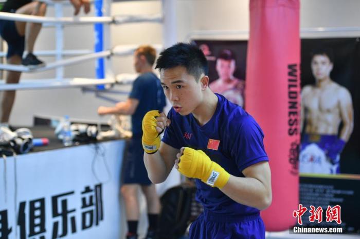 4月13日，徐灿在训练前热身。近日，中国唯一的现役职业拳王徐灿和队友在昆明进行集训。按计划他即将进行羽量级拳王统一战，然而受到疫情影响，目前这场比赛的具体时间还未确定。徐灿表示，尽管新冠肺炎疫情给比赛和训练带来了诸多不便，但是大家依然保持训练节奏，保持良好的竞技状态。
/p中新社记者 刘冉阳 摄