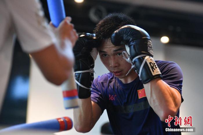 4月13日，徐灿在训练。近日，中国唯一的现役职业拳王徐灿和队友在昆明进行集训。按计划他即将进行羽量级拳王统一战，然而受到疫情影响，目前这场比赛的具体时间还未确定。徐灿表示，尽管新冠肺炎疫情给比赛和训练带来了诸多不便，但是大家依然保持训练节奏，保持良好的竞技状态。
/p中新社记者 刘冉阳 摄