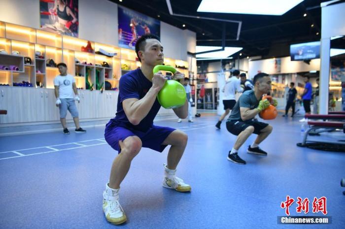 4月13日，徐灿和队友张方勇正在训练。近日，中国唯一的现役职业拳王徐灿和队友在昆明进行集训。按计划他即将进行羽量级拳王统一战，然而受到疫情影响，目前这场比赛的具体时间还未确定。徐灿表示，尽管新冠肺炎疫情给比赛和训练带来了诸多不便，但是大家依然保持训练节奏，保持良好的竞技状态。
/p中新社记者 刘冉阳 摄