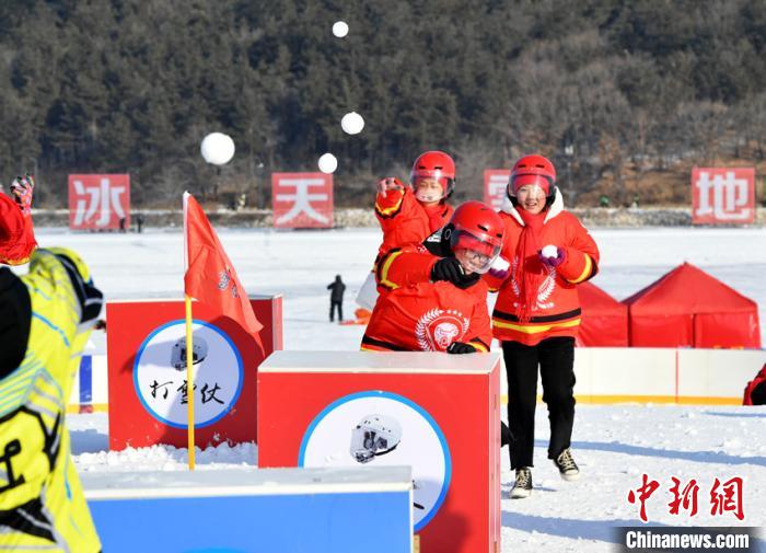 第七届全国大众冰雪季在长春启幕。　张瑶 摄