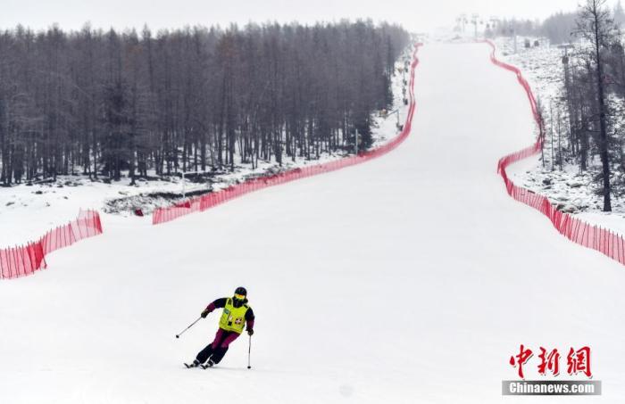 资料图：某滑雪场上，滑雪爱好者从高山雪道滑下。(图文无关)/p中新社记者 刘新 摄