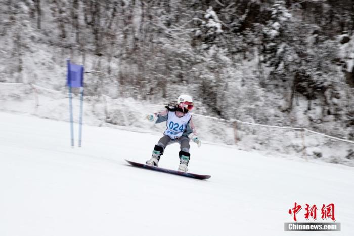 资料图：某滑雪公开赛。(图文无关)/p中新社记者 王中举 摄