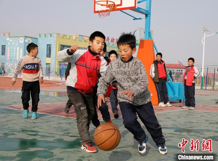 中宁县宽口井九年制学校的学生正在打篮球。　杨迪 摄