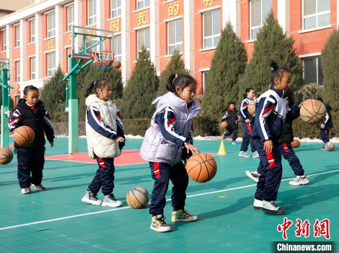 中宁县九小的学生正在进行篮球训练。　杨迪 摄
