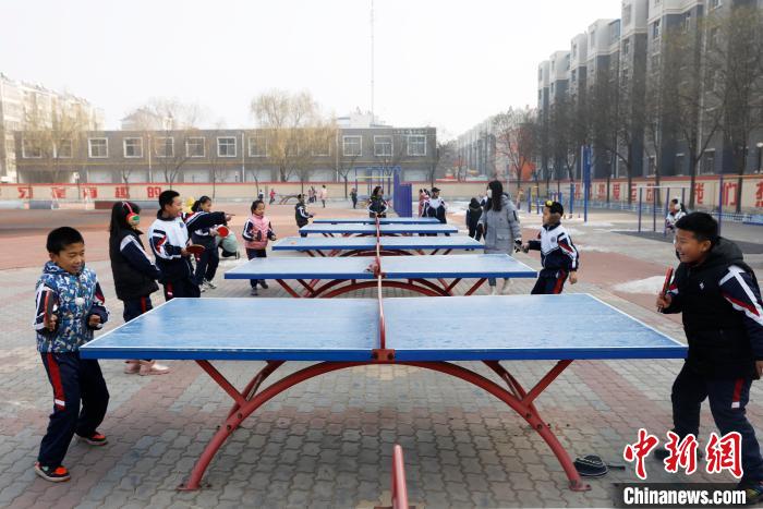 中宁县九小的学生正在打乒乓球。　杨迪 摄