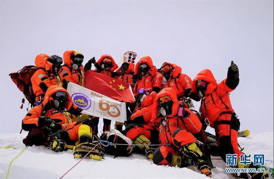 5月27日，2020珠峰高程测量登山队在峰顶合影留念。 新华社特约记者 扎西次仁 摄