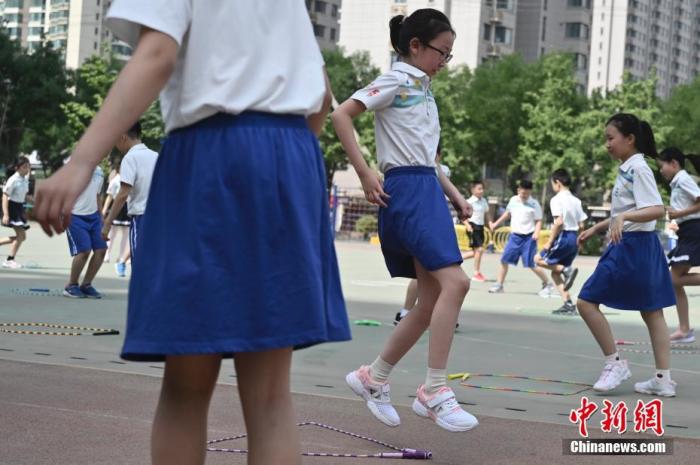 资料图：们在操场上体育课。/p中新社记者 张兴龙 摄