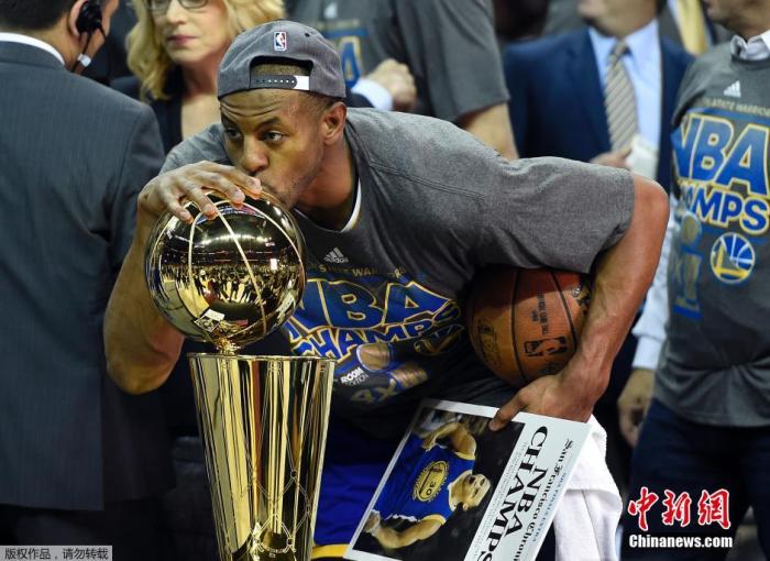 资料图：伊戈达拉亲吻总冠军奖杯。