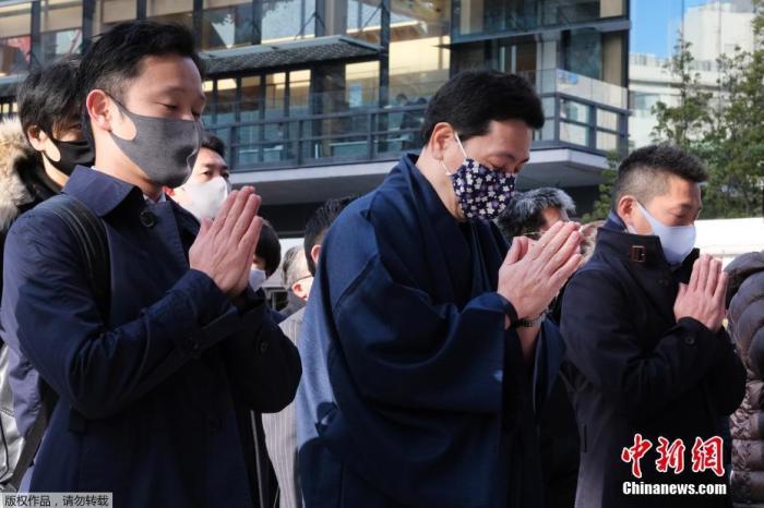 当地时间2021年1月4日，日本东京，人们在2021年的第一个工作日在神田神社祈祷。