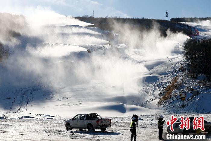图为12月8日拍摄的云顶滑雪公园内在建的平行大回转赛道。/p中新社记者 富田 摄