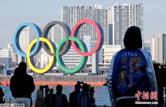 当地时间2020年12月1日，日本东京，正在用船运输的奥运五环标志，时隔4个月的安全检查和维修后，它重新回到东京湾上。