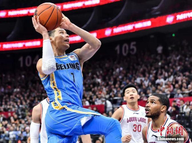 资料图：北京首钢队球员林书豪(左)在比赛中上篮。/p中新社记者 陈骥旻 摄