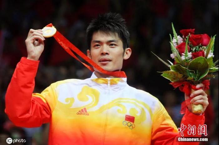 2008年8月17日，2008北京奥运会羽毛球男单决赛，林丹登上最高领奖台。图片来源：ICphoto