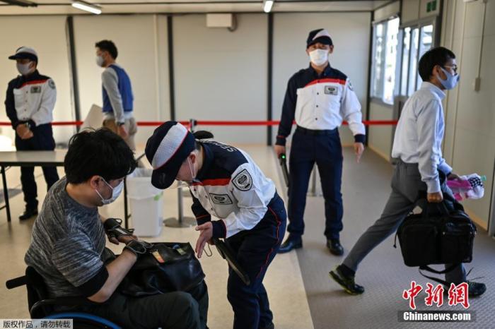 受新冠疫情影响,原定于2020年7月登场的东京奥运会与残奥会,分别延后到2021年7月23日及8月24日开幕。图为入场测试现场。 受新冠疫情影响,原定于2020年7月登场的东京奥运会与残奥会,分别延后到2021年7月23日及8月24日开幕。图为入场测试现场。