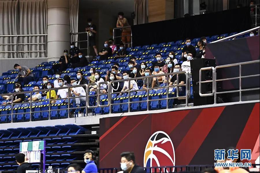 资料图：2020年7月26日，观众观看上海久事队与山东西王队的比赛。该场比赛首次恢复观众现场观看比赛。新华社记者 郭绪雷 摄 图片来源：新华网