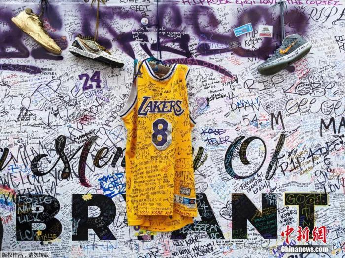 资料图：2020年2月2日，在直升飞机坠毁事件发生一周后，美国洛杉矶一处纪念科比的墙上挂着他穿的球鞋和洛杉矶湖人的8号球衣。Damian Dovarganes