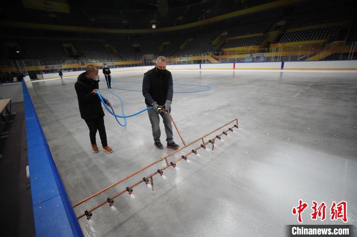 制冰专家在国家体育馆进行制冰。　北京市重大办供图 摄