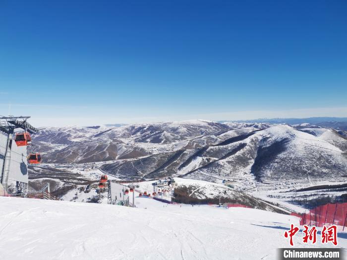 图为崇礼太舞滑雪小镇山顶景色。　张帆 摄