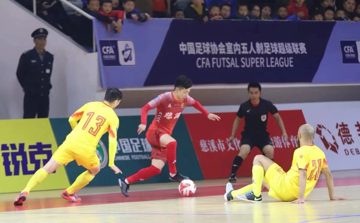 纪圣珐(红)对阵老东家深圳南岭铁狼。受访者供图