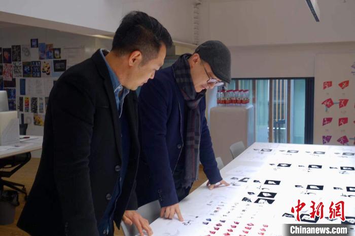 创作人员展示杭州亚残运会体育图标。　钱晨菲 摄