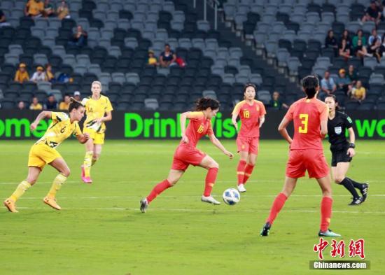 资料图：中国女足与澳大利亚一战中，姚凌薇(红16号)在比赛中带球。 /p中新社记者 陶社兰 摄