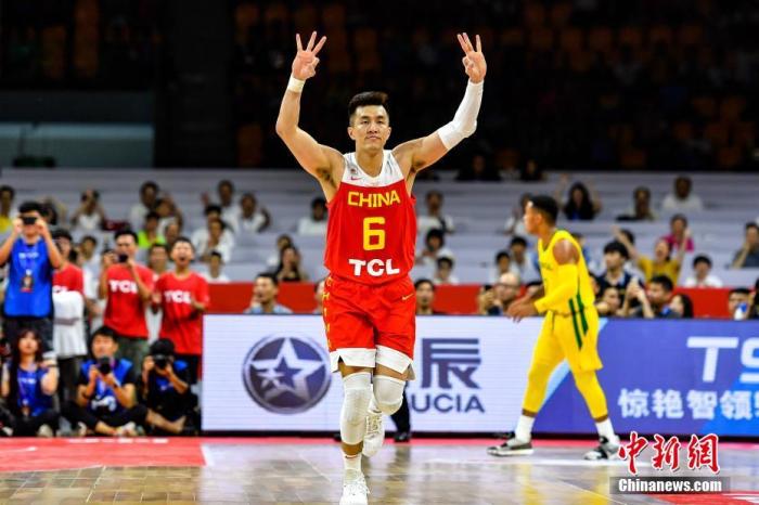 资料图：图为中国男篮球员郭艾伦在比赛中投进三分球后举手庆祝。 /p中新社记者 陈骥旻 摄