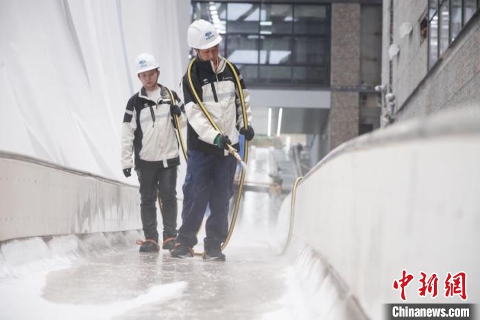 建设者正在国家雪车雪橇中心进行制冰。北京市重大办供图
