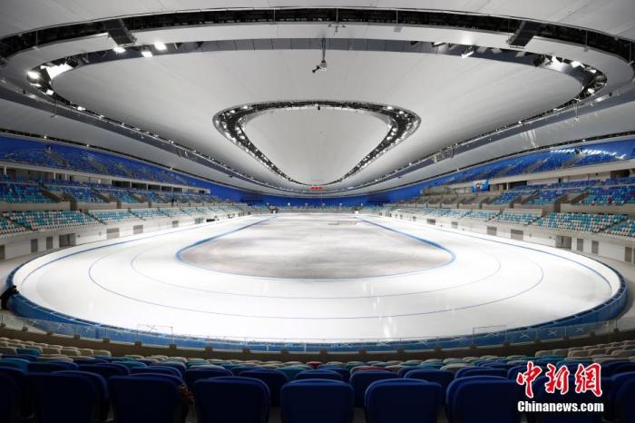 2021年1月28日，已完成制冰的国家速滑馆。北京2022年冬奥会标志性场馆——国家速滑馆近日完成速滑赛道的首次制冰，具备了迎接测试赛的条件。
中新社记者 富田 摄