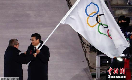 2018平昌冬奥会闭幕式，冬奥会会旗交接仪式。