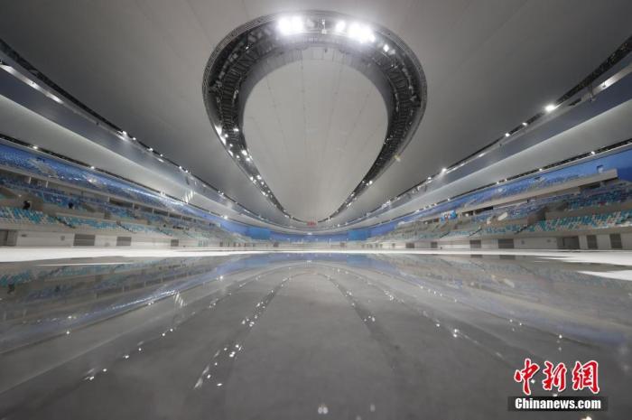 12月25日，北京2022年冬奥会标志性建筑国家速滑馆完工，计划于2021年1月开展首次制冰工作。冬奥会期间，国家速滑馆将承担速度滑冰比赛，在此将诞生14块金牌。图为国家速滑馆内景。
/p中新社记者 韩海丹 摄