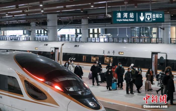 2020年12月30日，旅客在北京清河站有序出站。当日，京张高铁开通运营一周年。一年来共发送旅客680.6万人次。其中，北京北站发送156万人次、清河站发送270万人次。
/p中新社记者 贾天勇 摄